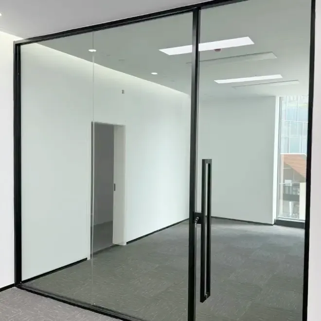 현대 건물에 문과 창문 유리가 필수적인 이유는 무엇입니까?